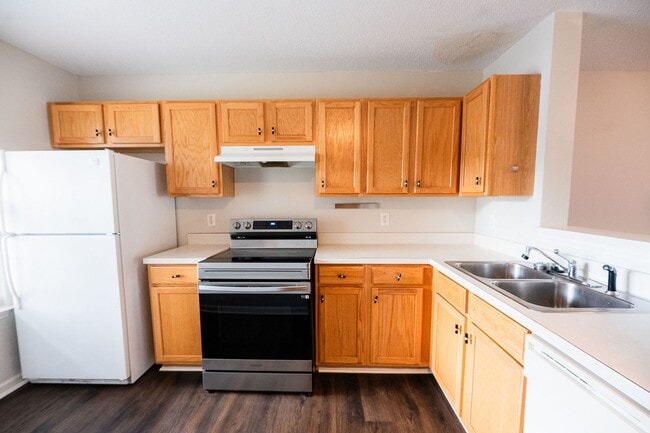 Building Photo - Amazing updated 2 bedroom 2.5 bathroom townhouse in NW Greensboro Keswick Place. Lawn care included.