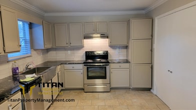 Building Photo - Remodeled 2Bed/1Bath Apartment