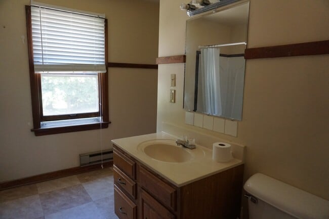 Building Photo - Vine st Duplex