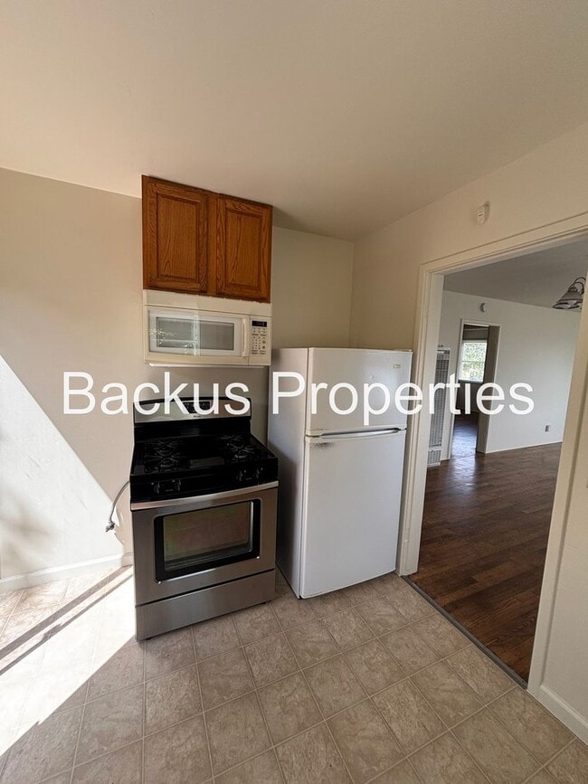 Building Photo - Wonderful two-bedroom home in established neighborhood