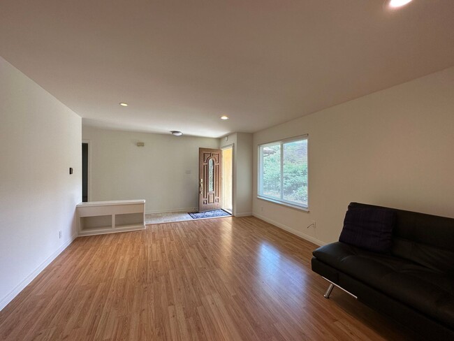 Building Photo - Lovely Remodeled 4 bedroom 2.5 bathroom ho...