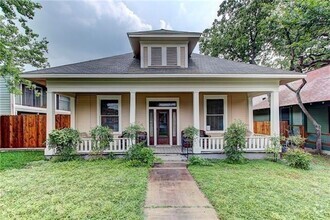 Building Photo - Great 4X2 Home Close to UT Campus