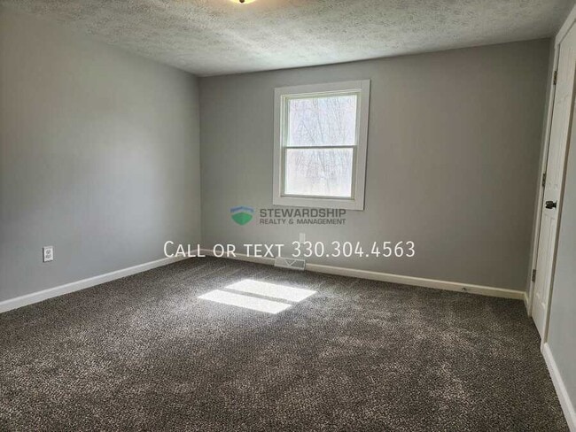Building Photo - 157 Elm St NE