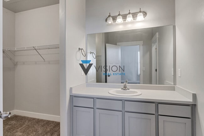 Building Photo - 627 N Sun Peak Dr