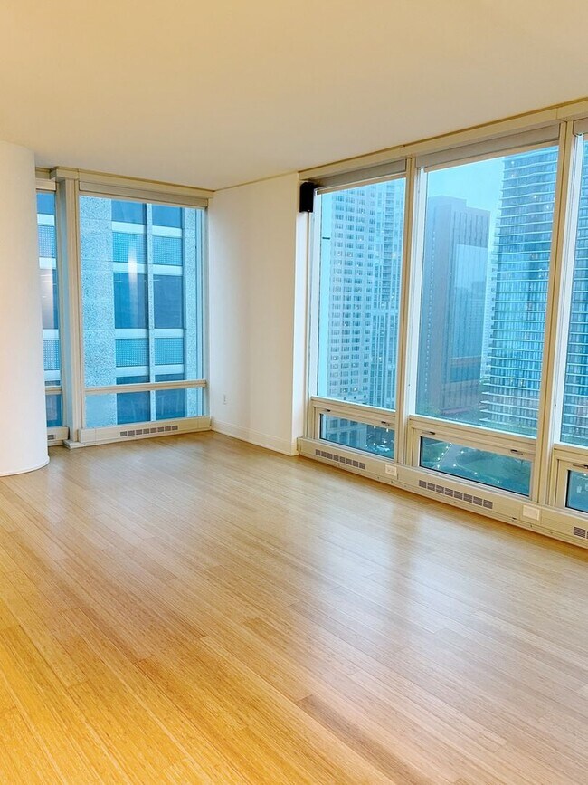 Building Photo - 1244 Square foot, luxury condo in Lakeshor...