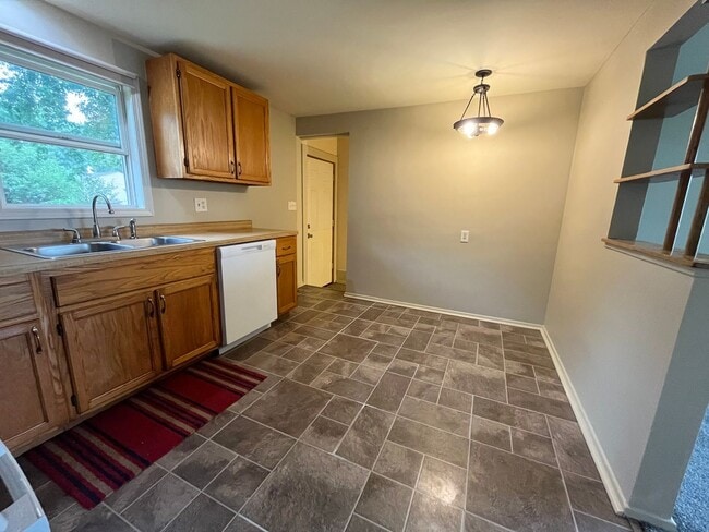 Building Photo - 3 Bed/1 Bath with Bonus Room and Fully Fenced in Yard!