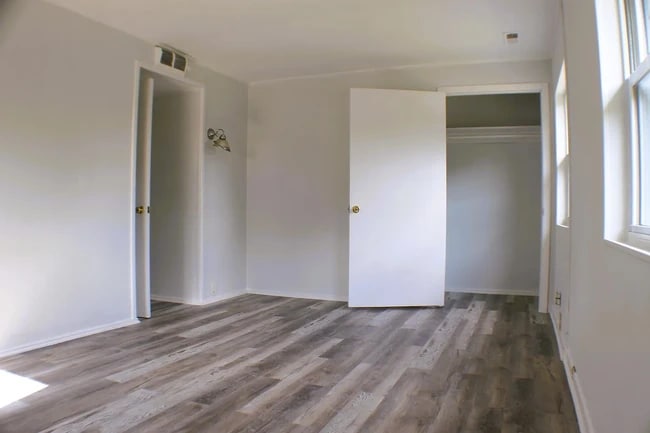 Building Photo - 318 E Fairview Rd