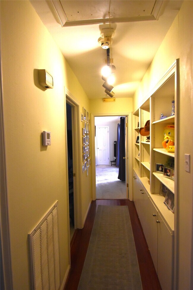 Building Photo - 8011 Meadowvale Dr