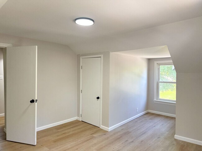 Building Photo - Move In Ready....4748 Warnock Ave