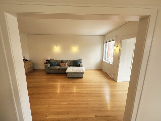 Building Photo - 6724 S Paxton Ave