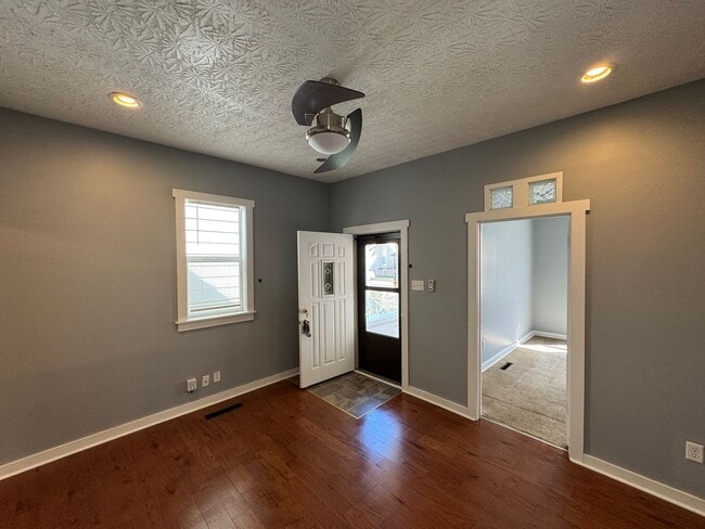 Building Photo - Fountain Sqaure 2 Bedroom 1 Bath with a bonus room/office.