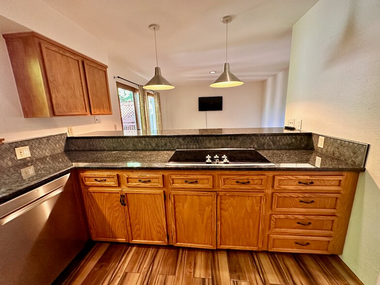 kitchen - 1647 Jeannette Plz NW