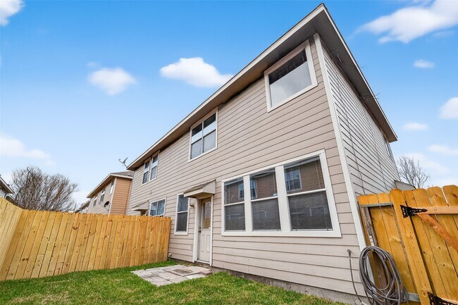 Building Photo - 16623 Newglen Ln