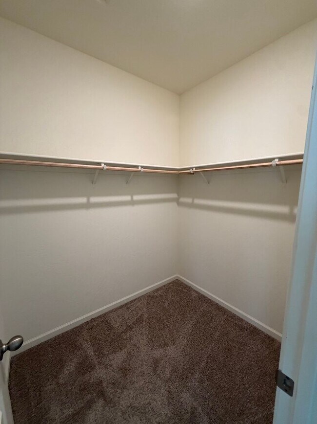 Building Photo - Beautiful Home for rent in Tulare!