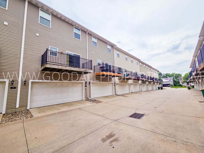 Building Photo - 9140 Greenspire Dr