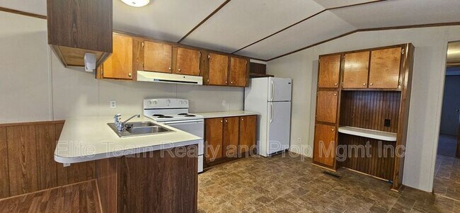 Building Photo - 3103 Cedarvale Rd