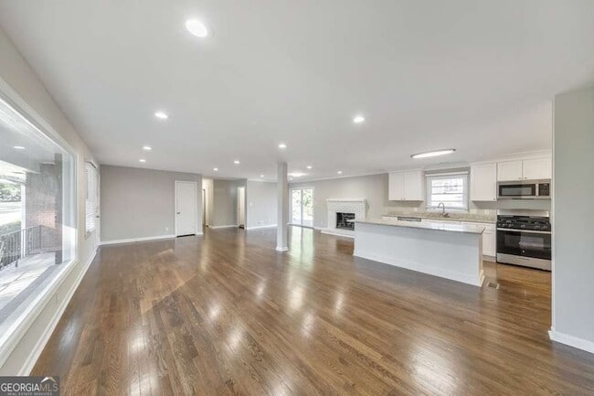 Building Photo - 909 Rosedale Dr