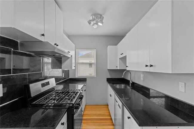 Building Photo - 100 De Pinedo St