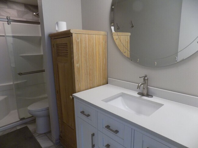 Building Photo - Spacious Three Bedroom, One & half Bathroo...