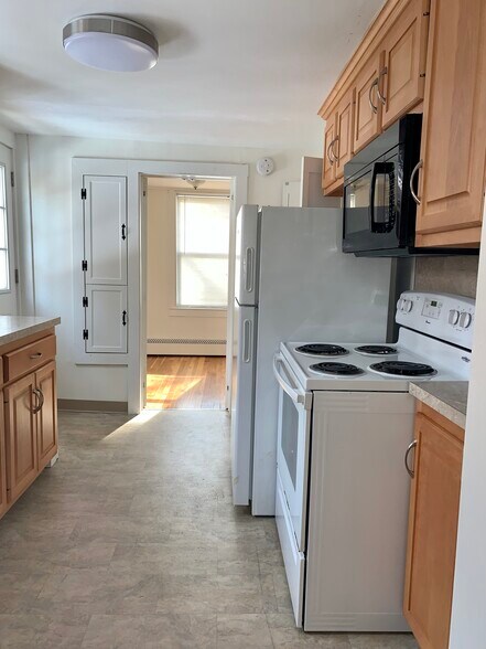 Building Photo - 1490 Farmington Ave