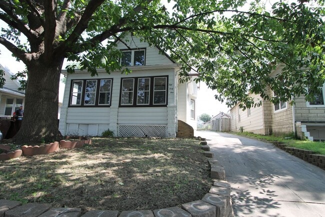 Building Photo - Large 5 Bedroom Home! Available Now.  Plen...