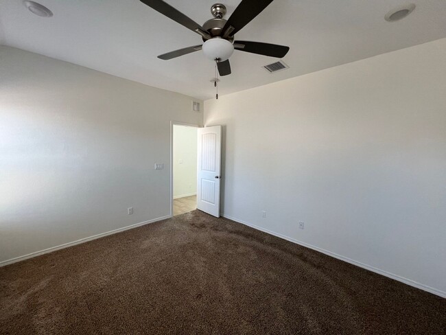 Building Photo - Stunning 3 bedroom, 3 bathroom home locate...