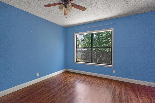 Building Photo - 2106 Allred Dr