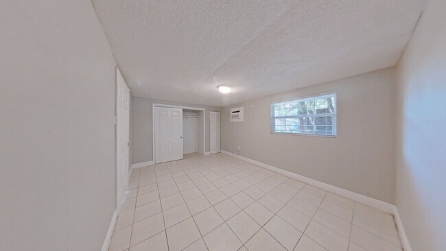 Building Photo - Unique 4/2 with In-law Apartment