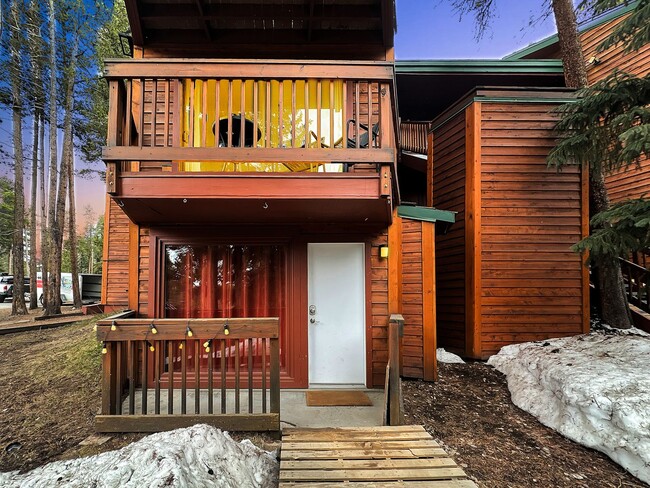 Building Photo - 2 Bedroom, 1 Bath on Peak 8! Updated unit,...