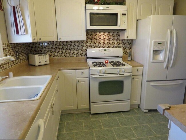 Building Photo - Beautiful 3 BR/2.5 BA Townhome in Millersv...