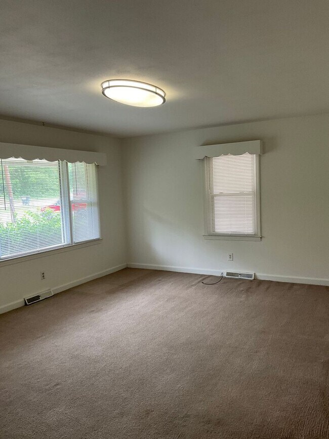 Building Photo - Available Now!!! Spacious Four bedroom home in Gastonia.