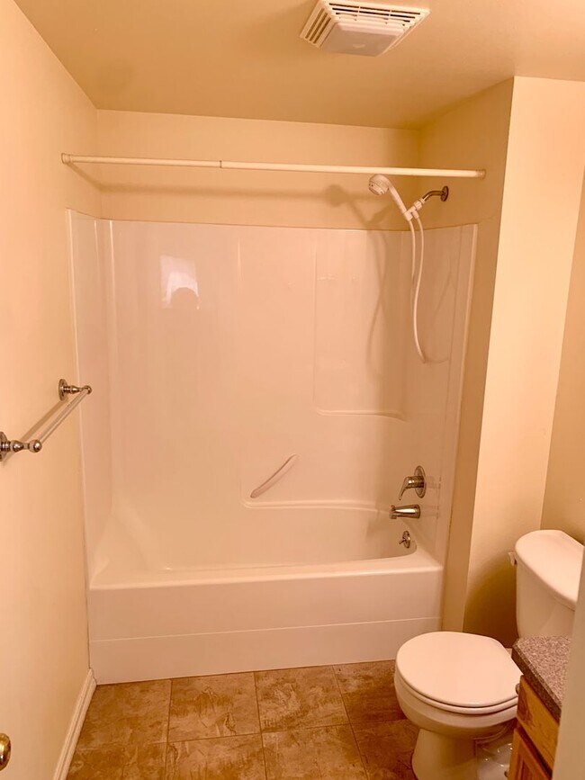 Building Photo - Beautiful 3 bed 2 bath condo on the west end!