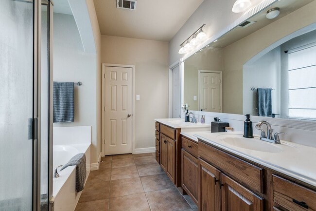 Building Photo - GORGEOUS HOME IN BELTERRA WITH SPARKLING POOL & SERVICE INCLUDED