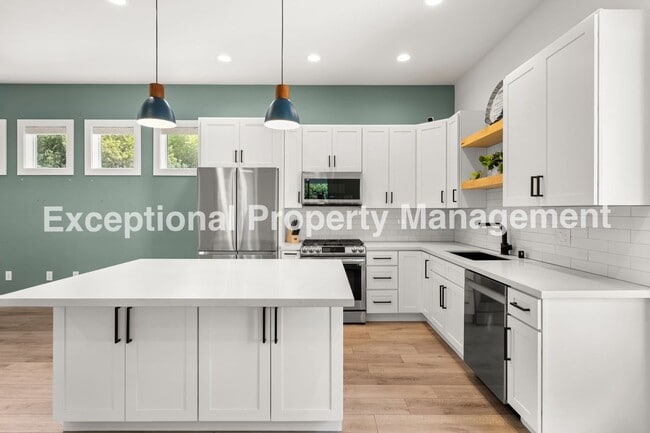 Building Photo - Amazing Executive Estate!