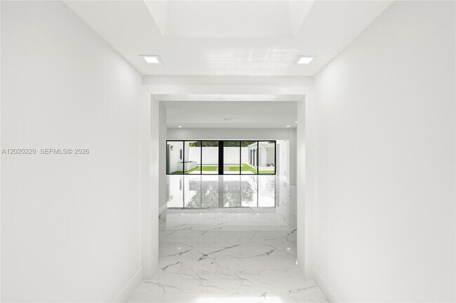 Building Photo - 112 E 1st Ct