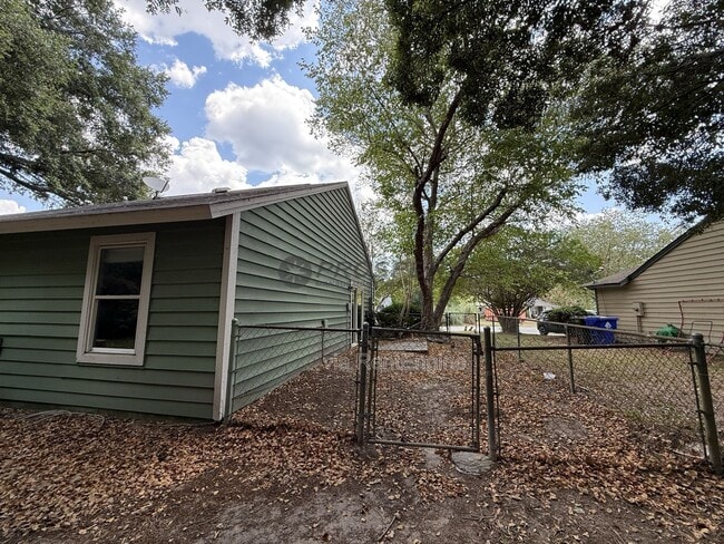 Building Photo - 1047 Oakcrest Dr