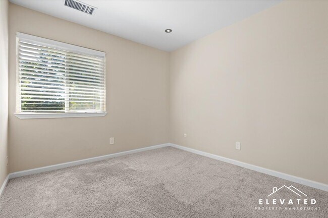 Building Photo - 303 Algiers Ct