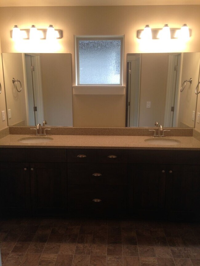 Building Photo - Modern and Spacious Townhome, NE Bend