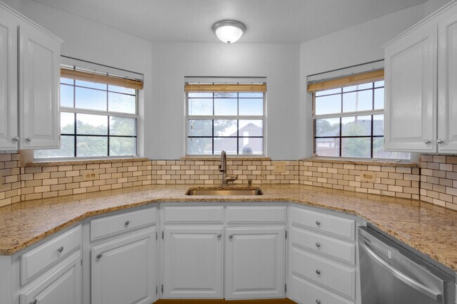 Building Photo - 1406 Westbriar Dr