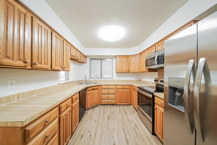 Building Photo - 940 Holly Ln