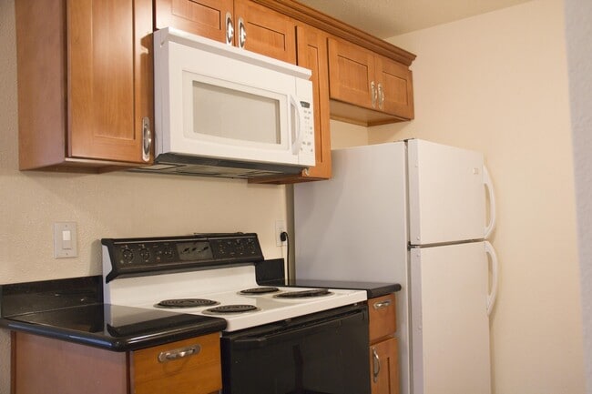 Building Photo - Brand new s/s appliances! Granite counters, off street parking, all dogs welcome!