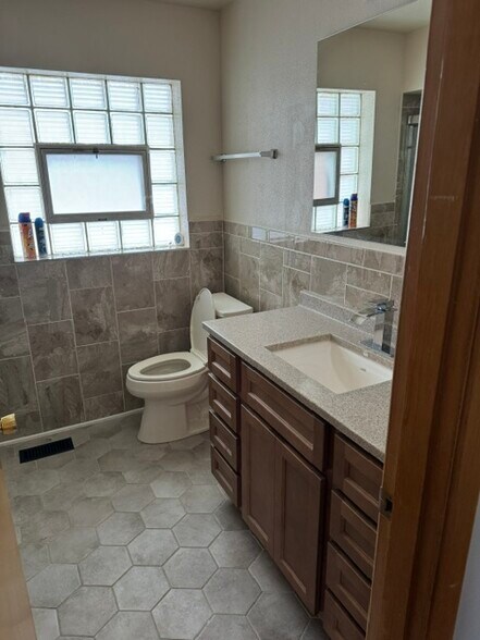 Building Photo - 813 Cadora Dr