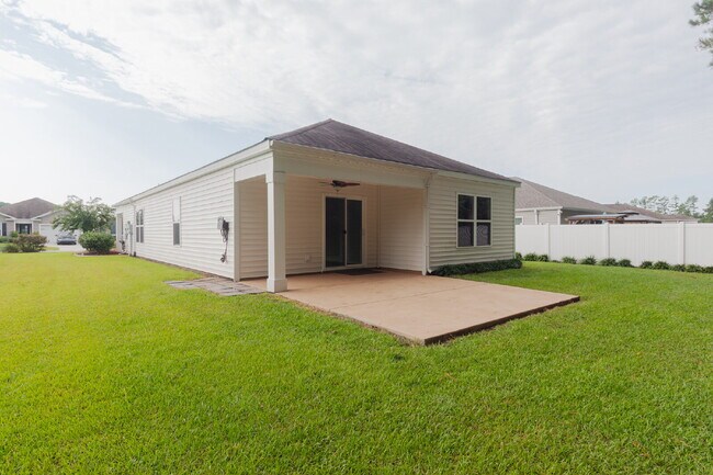 Building Photo - Cozy 3 Bedroom Home with Covered Patio