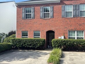 Building Photo - 2 Bedroom, 2.5 Bathrooms Townhome in the Heart of Savannah's Southside