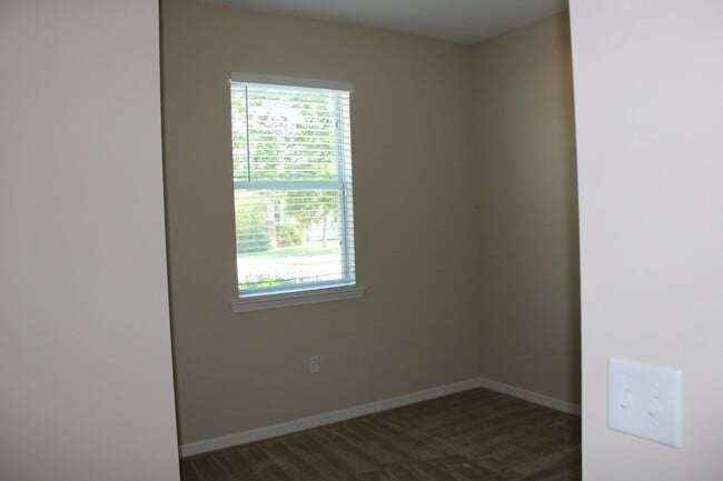 Building Photo - "Stunning 3 Bed/2 Bath Home with Lake View...