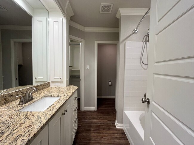 Building Photo - 5429 Meadow Ridge Dr