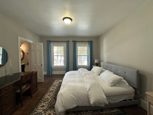 Building Photo - Fully Furnished 3 Bed 2 Bath Home