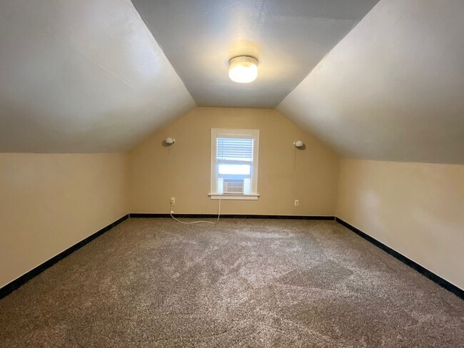 Building Photo - 4 Bedroom Near NDSU!!