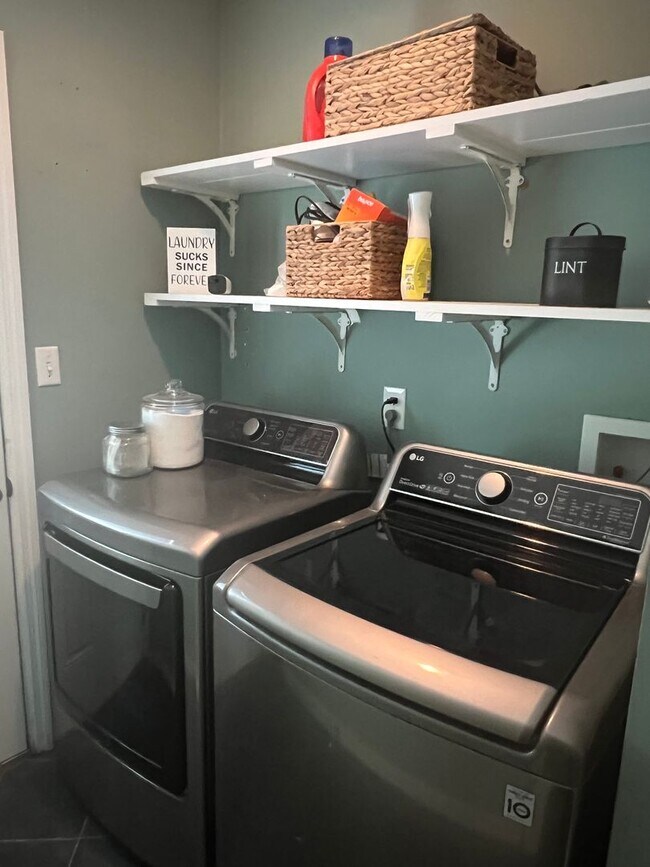 Building Photo - Updated Old Woodlands Plantation Home with Fenced Yard