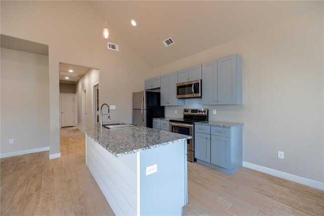 Building Photo - 910 Vly Oaks Ln